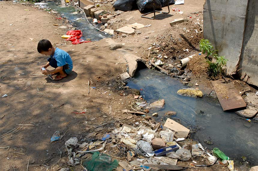 Cerca de 100 milhões de pessoas não têm acesso à coleta de esgoto, o que causa doenças que podem levar à morte por contaminação. Foto: Instituto Trata Brasil-Fonte: Agência Senado